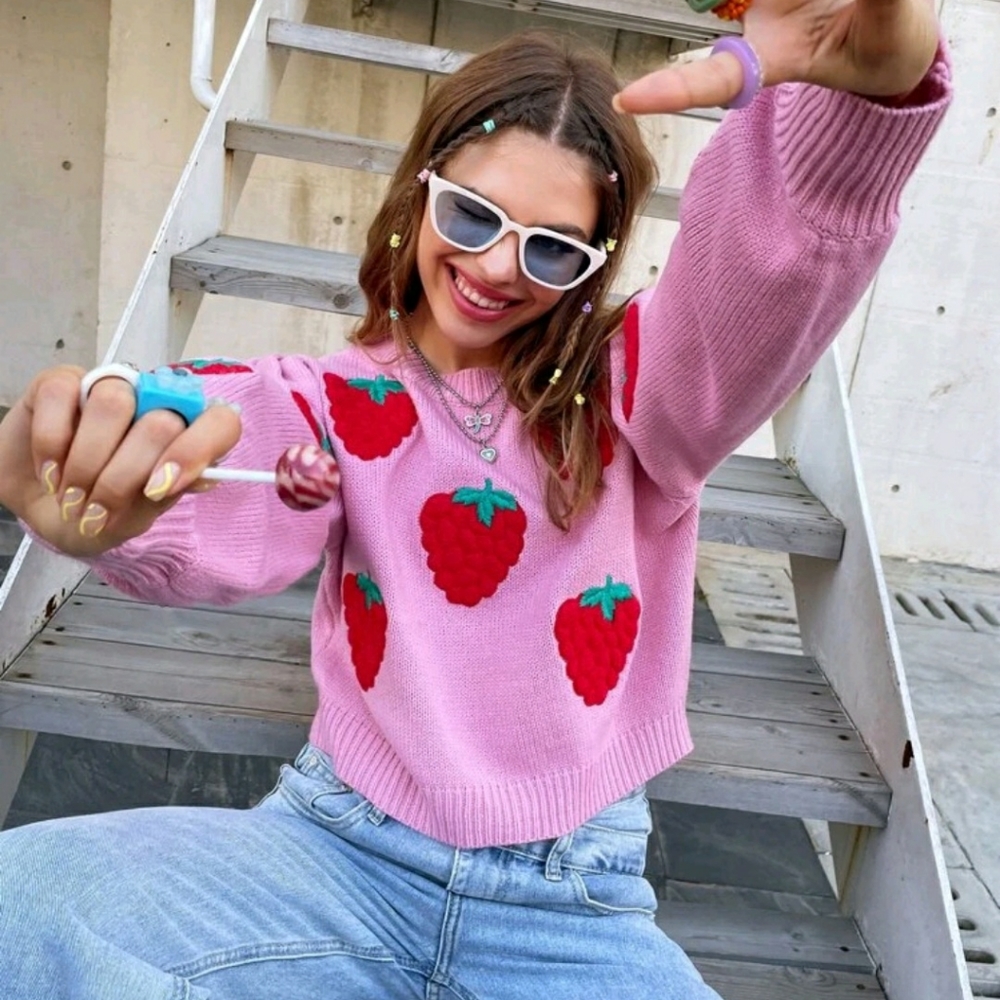 Strawberry pattern sweater - Picture 3 of 8